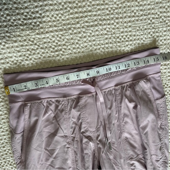 Lululemon Dance Studio Mid-Rise Lined Crop Size 8 - Picture 6 of 8